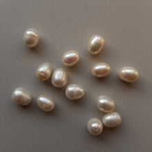 Load image into Gallery viewer, SINGLE PEARL HUGGIE HOOP