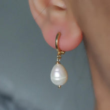 Load image into Gallery viewer, SINGLE PEARL HUGGIE HOOP
