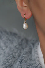 Load image into Gallery viewer, SINGLE PEARL HUGGIE HOOP