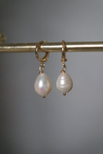 Load image into Gallery viewer, SINGLE PEARL HUGGIE HOOP