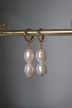 Load image into Gallery viewer, DOUBLE PEARL HUGGIE HOOPS