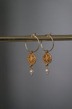 Load image into Gallery viewer, PEARL COIN HOOPS
