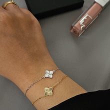 Load image into Gallery viewer, SINGLE FOUR PETAL BRACELET
