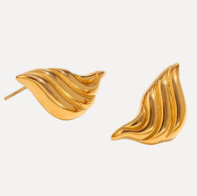 Load image into Gallery viewer, WAVE STUD EARRINGS
