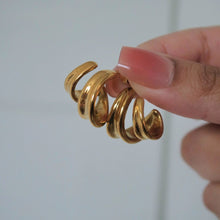 Load image into Gallery viewer, ELLA HOOP EARRINGS
