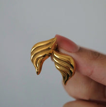 Load image into Gallery viewer, WAVE STUD EARRINGS
