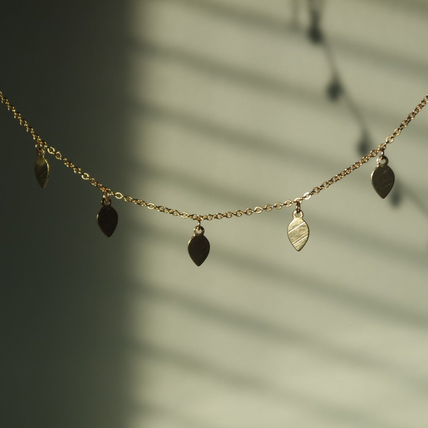 TINY GOLD LEAF SHORT NECKLACE